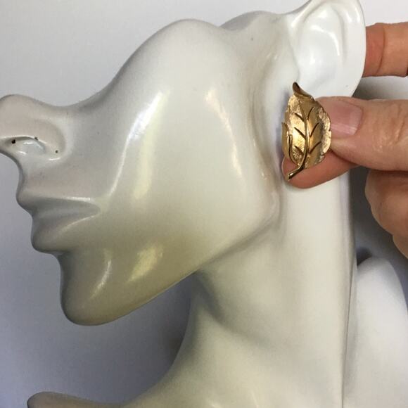 TRIFARI golden leaf gold tone clip-on earrings - Picture 6 of 7